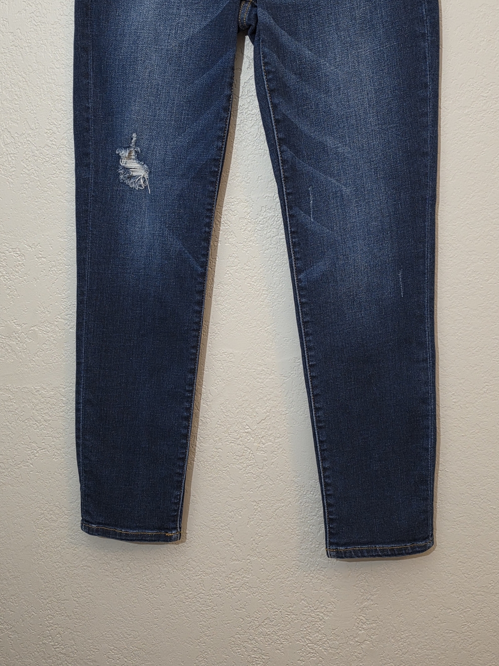 Judy Blue Slim Fit Dark Wash Straight Leg Jeans Distressed Mid Rise Womens 5/27 - Picture 3 of 9